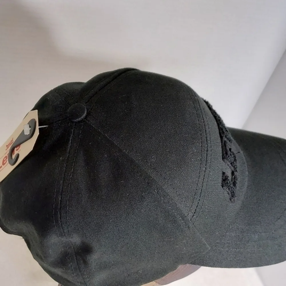 Levi's Black Snapback Baseball Cap‎ Levi's Logo in bold letters Embroidered